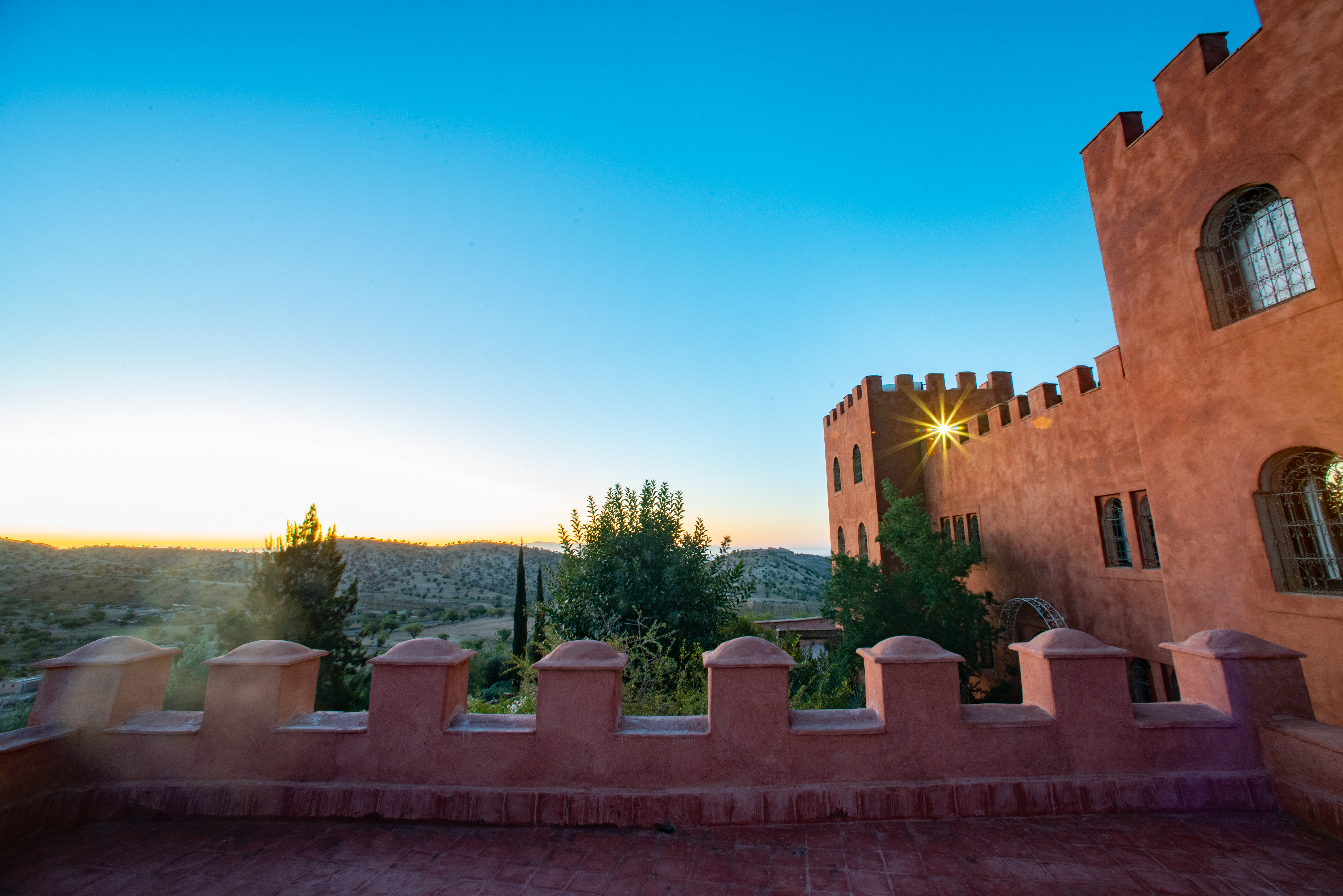 Lever du soleil sur le paysage autour d’Atlas Kasbah