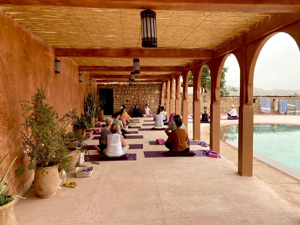 Yoga près de la piscine d’Atlas Kasbah
