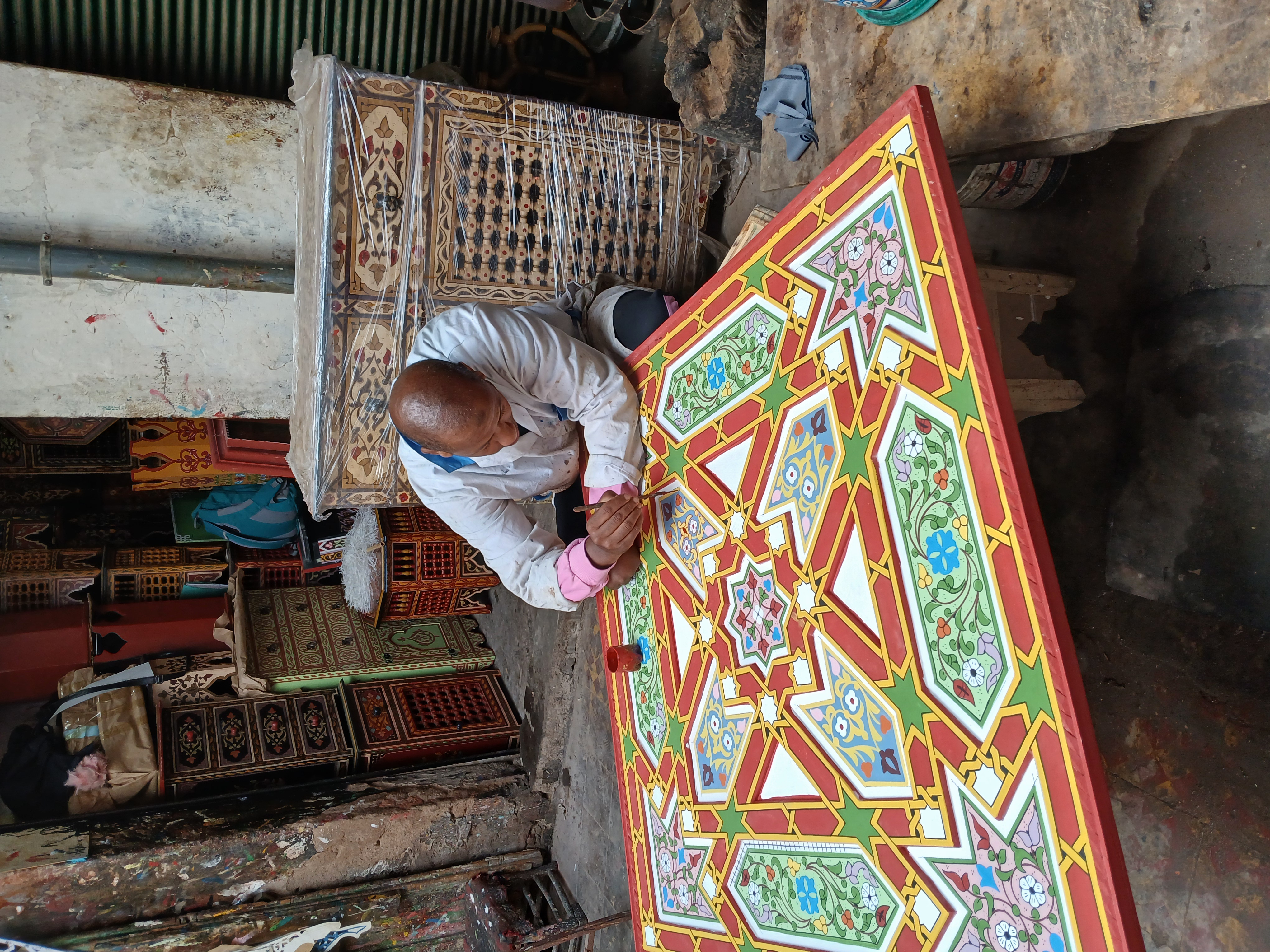 Artisan travaillant une pièce de tazouaqt à Marrakech