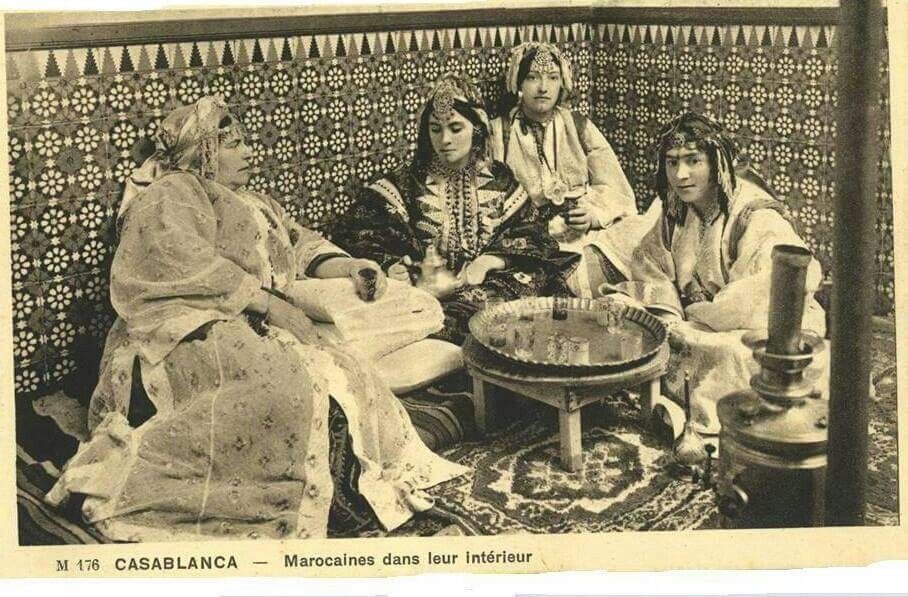 Photographie d’archive de femmes marocaines en tenue traditionnelle